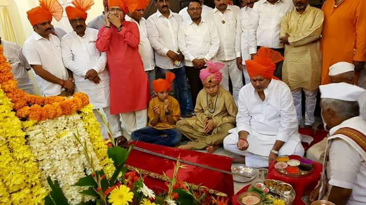 उदयनराजेंनी केले भवानी तलवारीचे पूजन