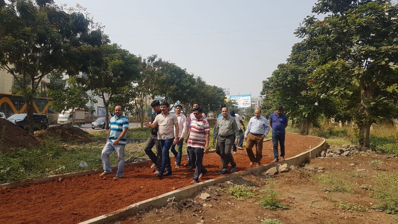 पिंपळे सौदागर येथील लिनीअर गार्डनच्या कामाची नागरिकांकडून पाहणी