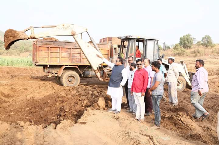 पवना धरणातून १५ दिवसात ३१ हजार क्युबिक मीटर गाळ काढला; खासदार श्रीरंग बारणे यांनी केली पाहणी