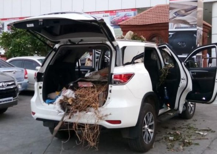 ४० लाखांच्या फॉर्च्युनर कारमध्ये चक्क कचरा भरला; तांत्रिक बिघाडामुळे ग्राहकाचा संताप