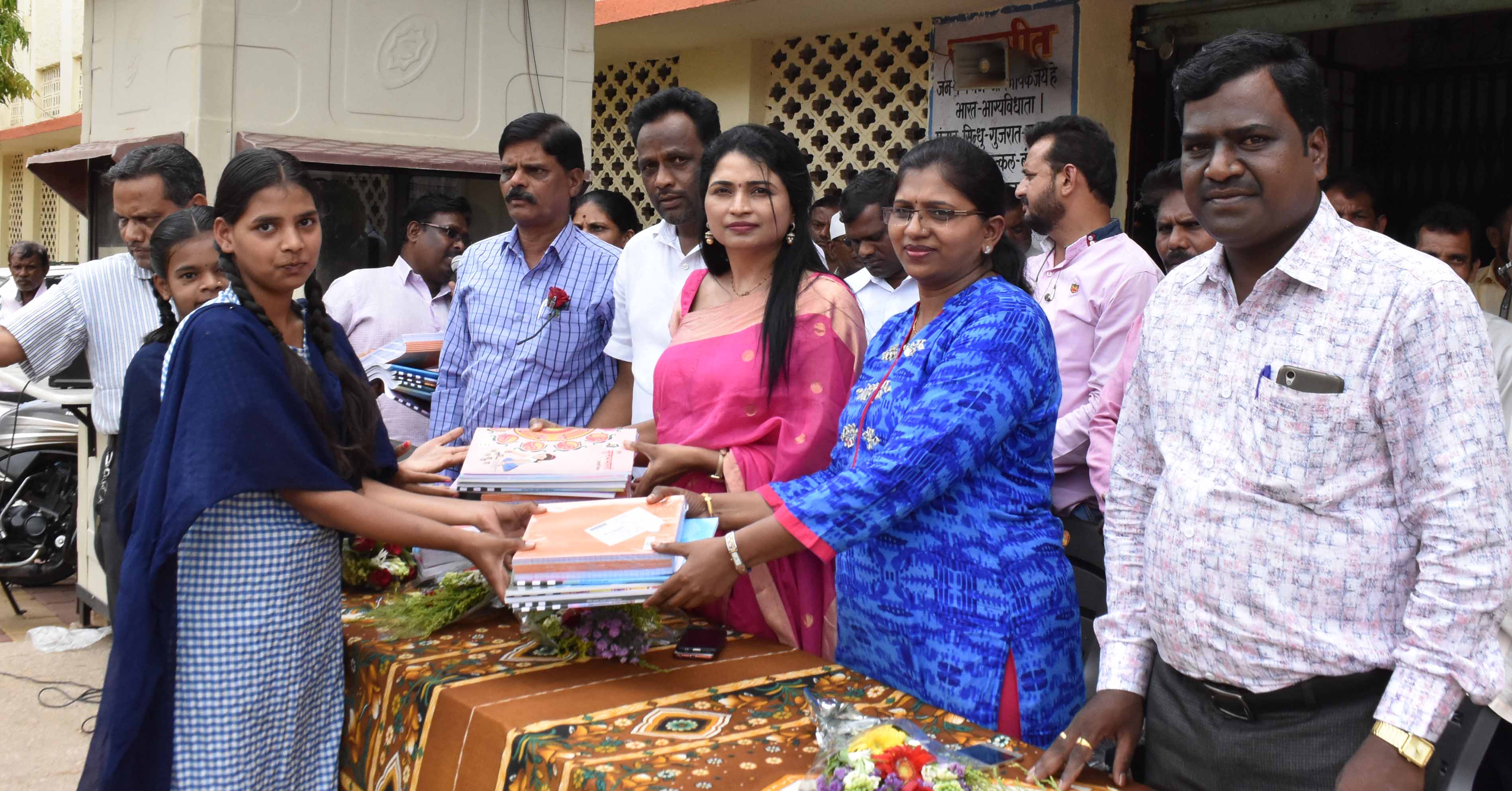 शिक्षणातून ध्येय साध्य करता येईल - डॉ. वैशाली घोडेकर; राजीव गांधी माध्यमिक विद्यालयातील विद्यार्थ्यांना वह्या वाटप