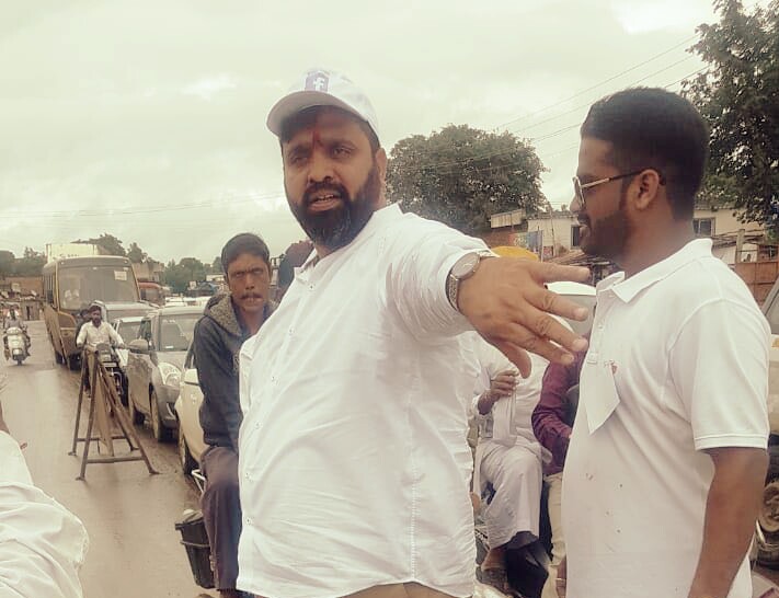 अन् पुणे-नाशिक मार्गावरील वाहतूक कोंडी सोडवायला आमदार महेश लांडगे रस्त्यावर उतरले