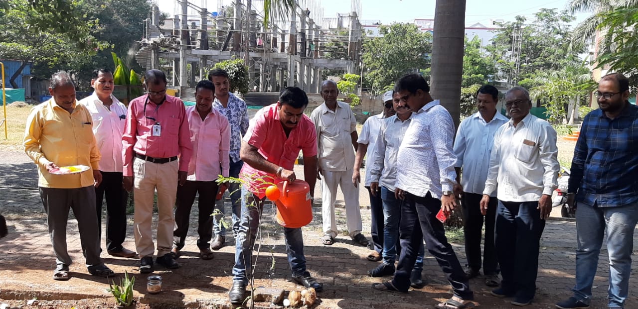 नगरसेवक संदिप वाघेरे यांच्या हस्ते आयुर्वेदिक रोपांचे वृक्षारोपण