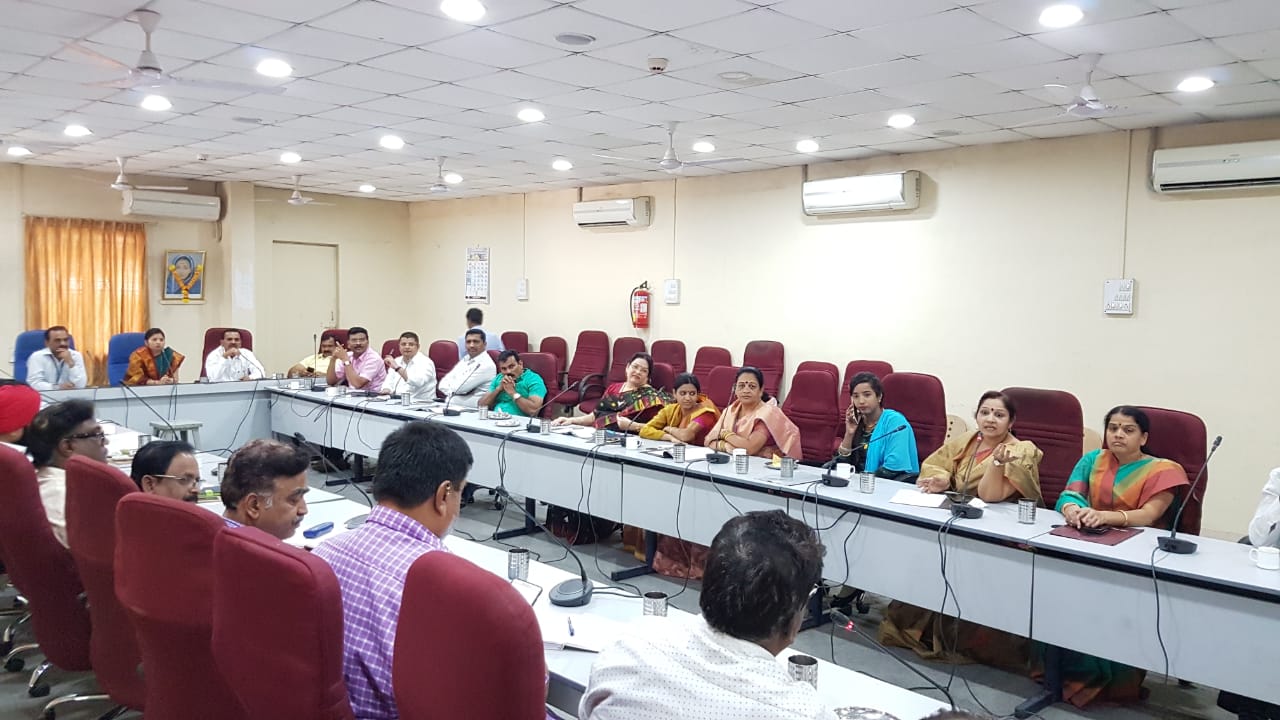 ... तर प्रभाग बैठक घेताच कशाला? अधिकाऱ्यांच्या गैरहजेरीमुळे माधुरी कुलकर्णी भडकल्या!