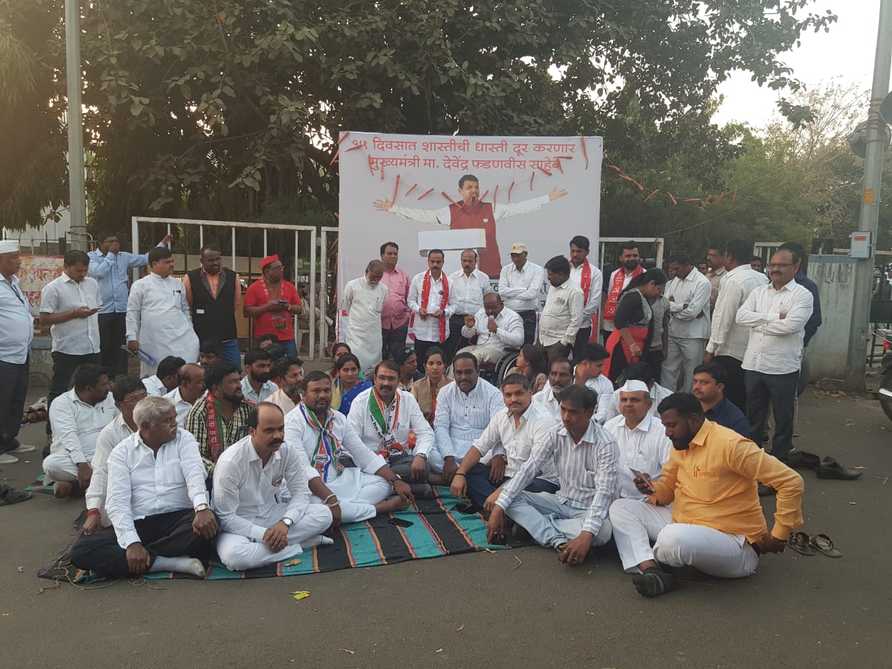 विरोधकांकडून मुख्यमंत्र्यांच्या प्रतिमेला 'गाजरांचा हार'