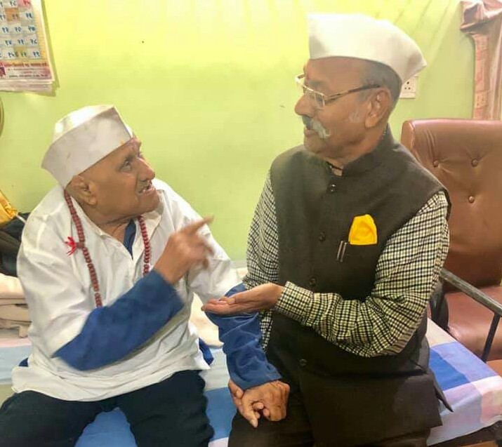 जुन्या आठवणींंना उजाळा अन् मैत्रीचे दर्शन; श्रीनिवास पाटील यांनी घेतली विठोबा लांडेंची भेट