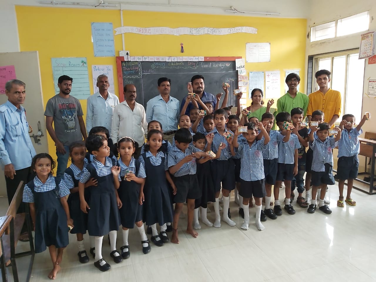 पिंपरी युवासेनेच्या वतीने फुगेवाडीत बालदिन साजरा