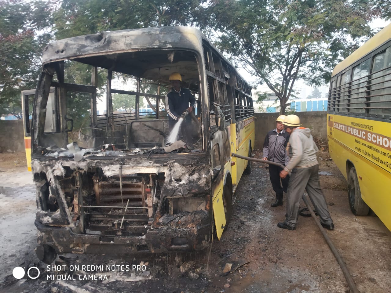 रावेत येथे आगीत स्कुल बस जळून खाक..!