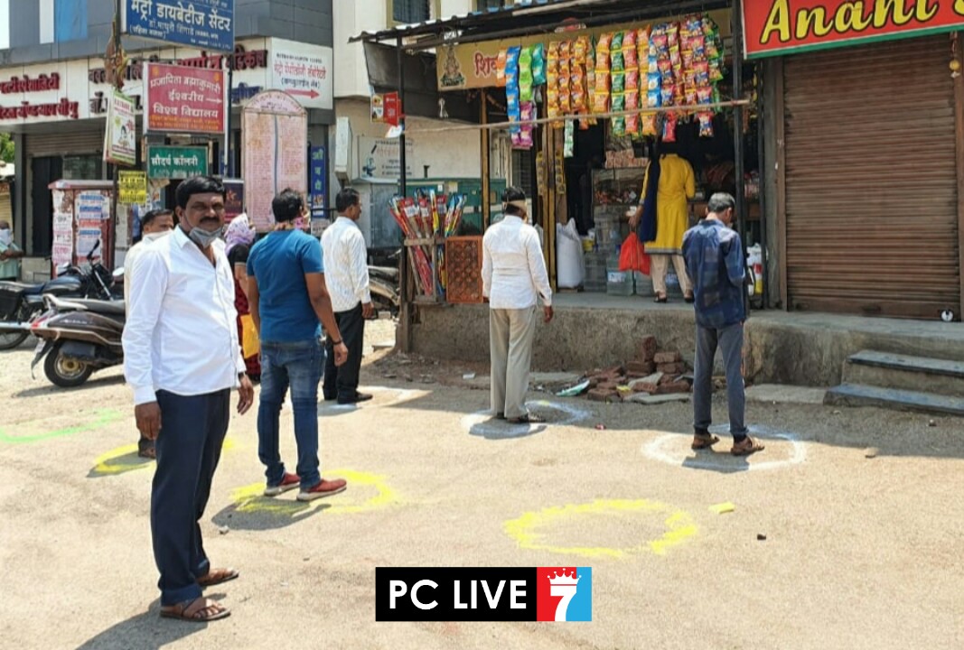 नागरिकांनो, जीवनावश्यक वस्तूंची खरेदी करताना गर्दी टाळा; रहाटणीतील दुकानांमध्ये नगरसेवक बाबासाहेब त्रिभुवन यांचा 'सोशल डिस्टन्सिंग' फंडा