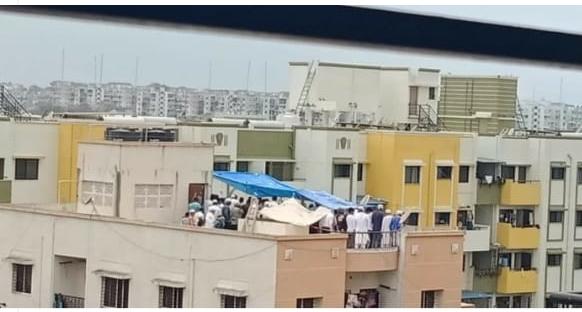 चिखलीत बिल्डींगच्या टेरेसवर नमाजसाठी गर्दी; १३ जणांवर गुन्हा दाखल