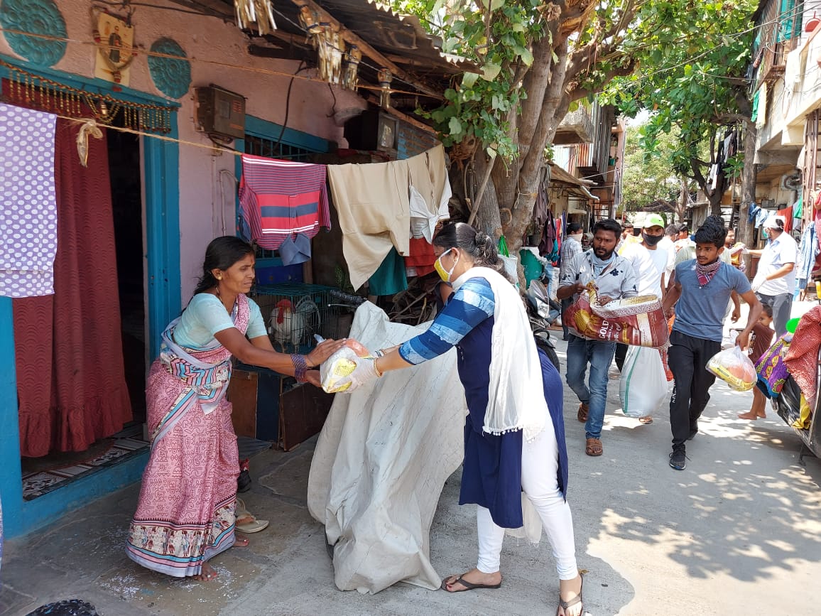 घरावर दुःखाचा डोंगर कोसळलेला असताना पिंपळेगुरवमधील आदियाल कुटुंबाकडून गोरगरीबांना अन्नधान्य वाटप