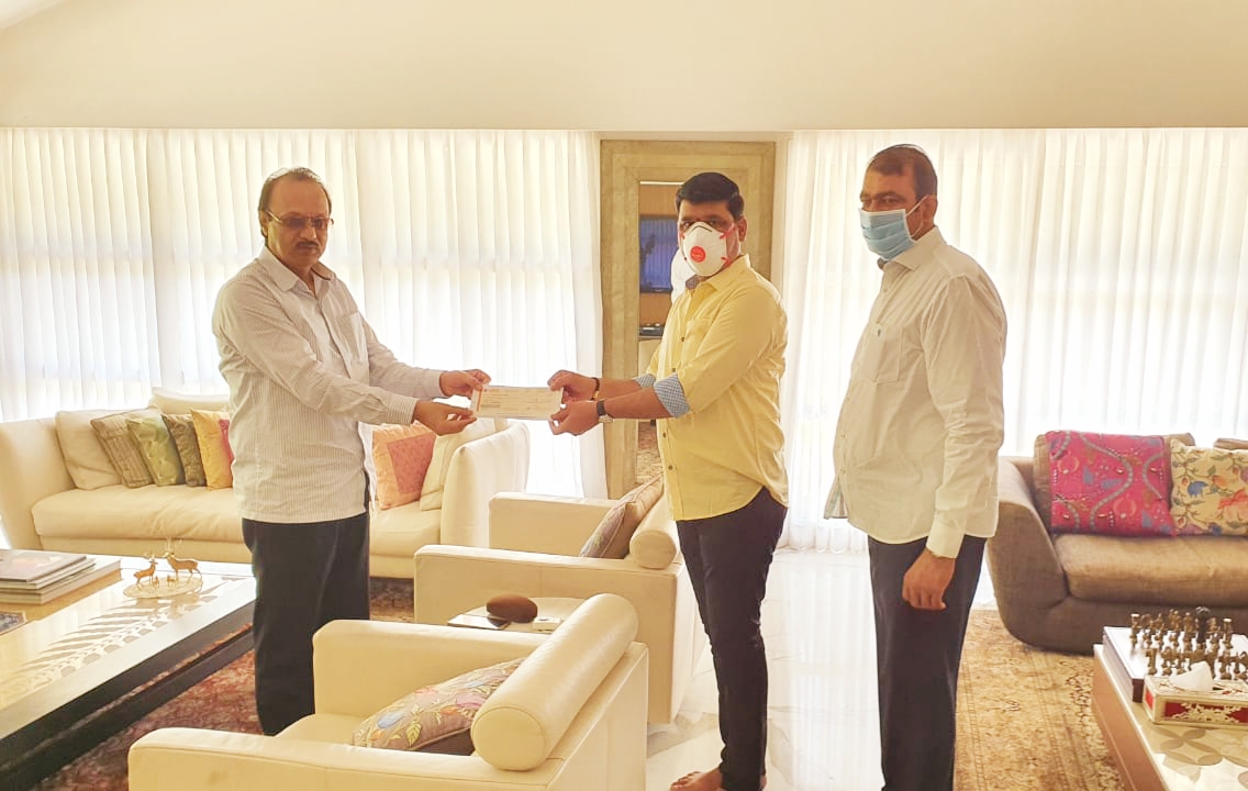 पिंपरी चिंचवड महापालिकेतील राष्ट्रवादी, शिवसेना, मनसे नगरसेवकांचे मानधन मुख्यमंत्री सहाय्यता निधीला; उपमुख्यमंत्र्यांकडे धनादेश सुपूर्त