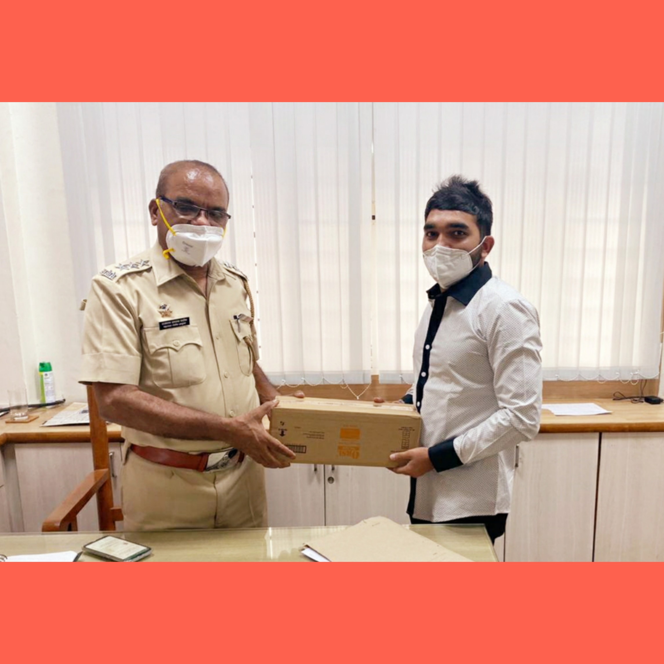 शिवराज काटे स्पोर्टस् फाऊंडेशनच्या वतीने पोलीसांना 'व्हिटॅमिन-सी'च्या ३ हजार गोळ्या..!