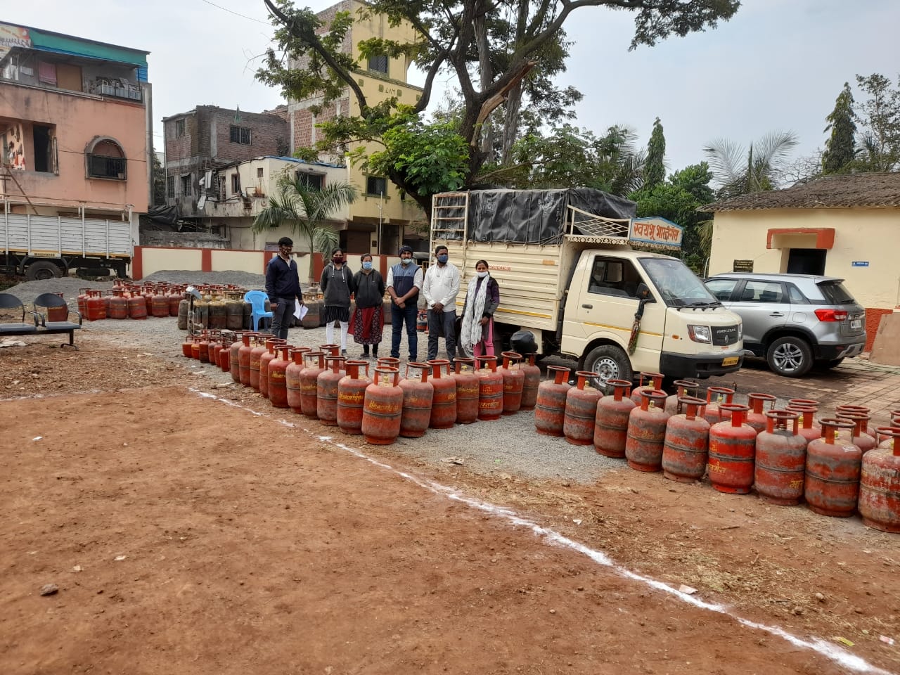 घरगुती गॅसची चोरी करून काळाबाजार करणाऱ्या रॅकेटचा भांडाफोड; सामाजिक सुरक्षा विभागाच्या कारवाईत ७७ लाखांचा मुद्देमाल जप्त