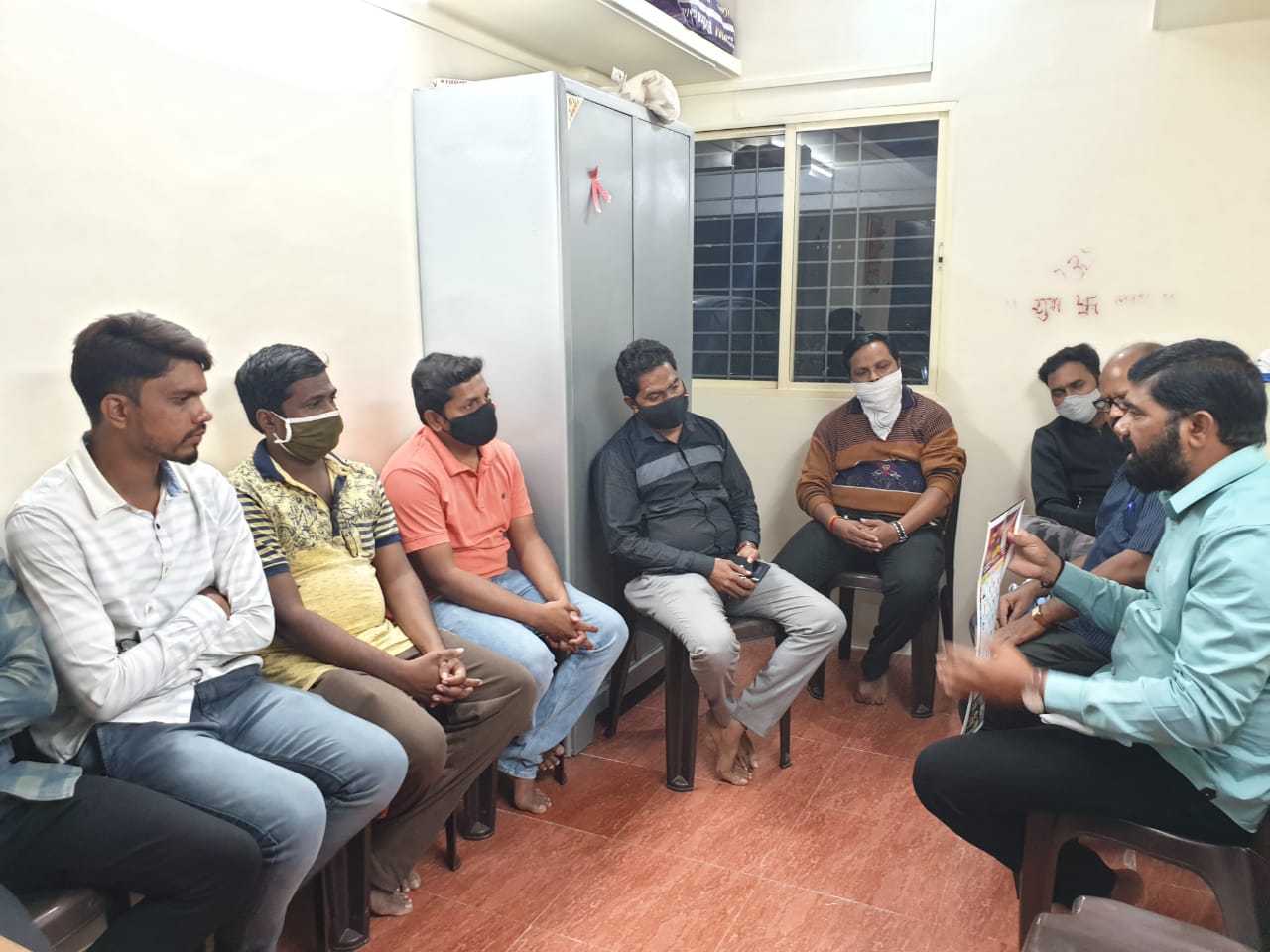 युवा नेते विनायक आबा मोरे यांच्यासमोर नागरिकांनी वाचला समस्यांचा पाढा; विनायक आबा मोरे आणि भाजपा महिला मोर्चाच्या सरचिटणीस सोनमताई मोरे यांच्या दिनदर्शिकेचे प्रकाशन