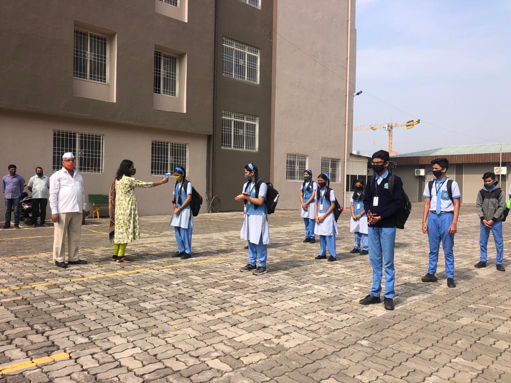 पी.के. इंटरनॅशनल स्कूलमध्ये विद्यार्थ्यांचे संस्थापक जगन्नाथ काटे यांनी केले स्वागत..!