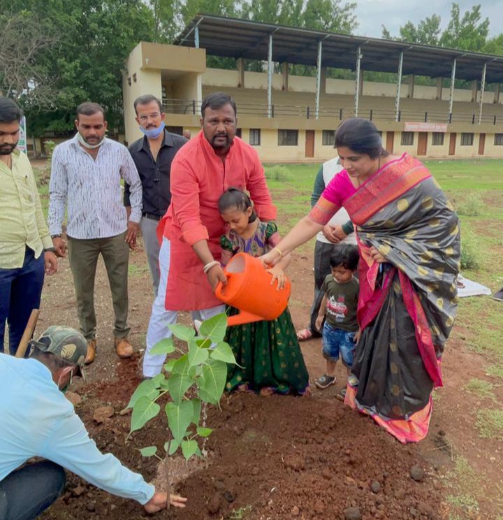 निगडीत मनसे शहराध्यक्ष सचिन चिखले यांच्या हस्ते वृक्षारोपण