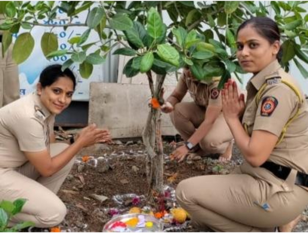 पिंपरी चिंचवडमध्ये महिला पोलिसांकडून 'ऑन ड्युटी' वटपौर्णिमा साजरी