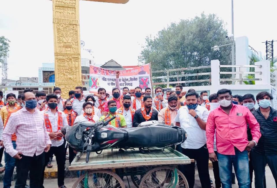 पेट्रोल, डिझेल, घरगुती गॅस दरवाढीच्या विरोधात पिंपरीत युवासेनेचे आंदोलन