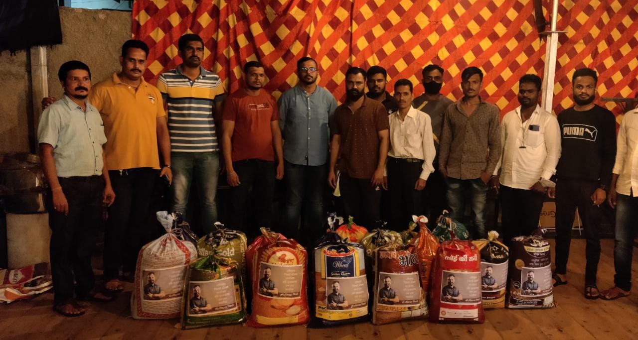 थेरगावमधील रवीदादा भिलारे सोशल फाऊंडेशनतर्फे पूरग्रस्तांना ५०० किलो अन्नधान्यांचे वितरण