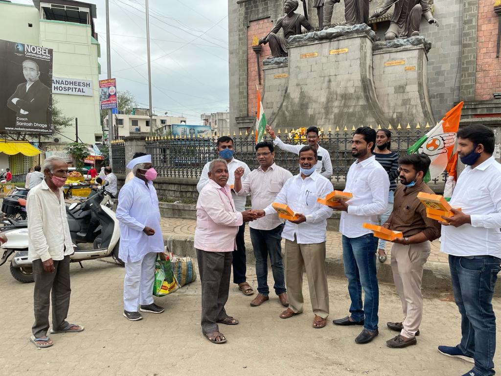 चिंचवडमध्ये युवक काँग्रेसच्या वतीने लाडू वाटप करून ऑलिम्पिक खेळाडूंचे अभिनंदन