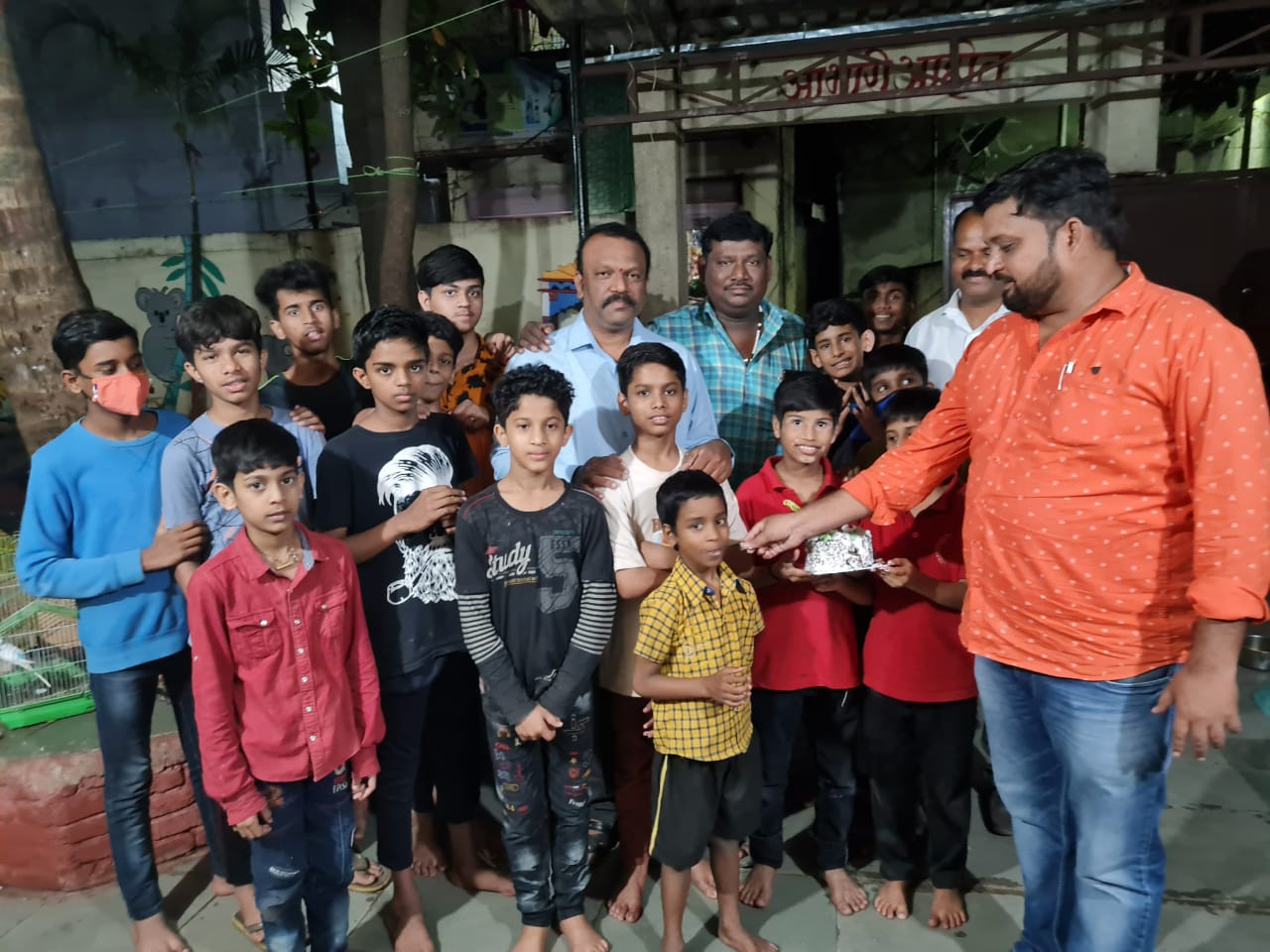 युवासेना सचिव वरूण सरदेसाई व शिवसेना शहरप्रमुख सचिन भोसले यांचा वाढदिवस सामाजिक उपक्रमाने साजरा