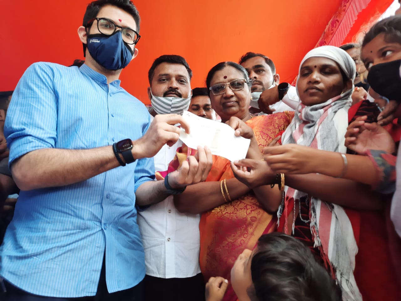 फुगेवाडी येथील दुर्घटनाग्रस्त कुटुंबाला पिंपरी युवासेनेकडून आर्थिक मदत