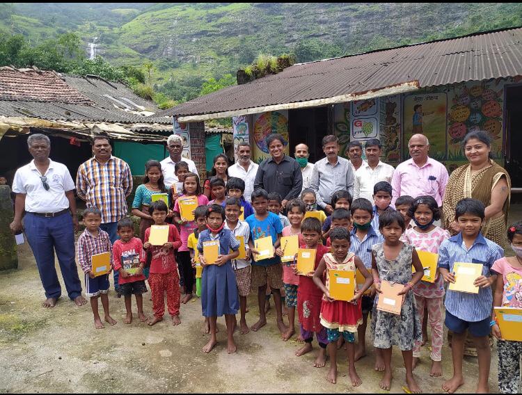 कुसवलीतील शालेय विद्यार्थ्यांना पिंपरीतील भारतीय बौध्दजन समितीच्या वतीने वह्या, पेनचे वाटप