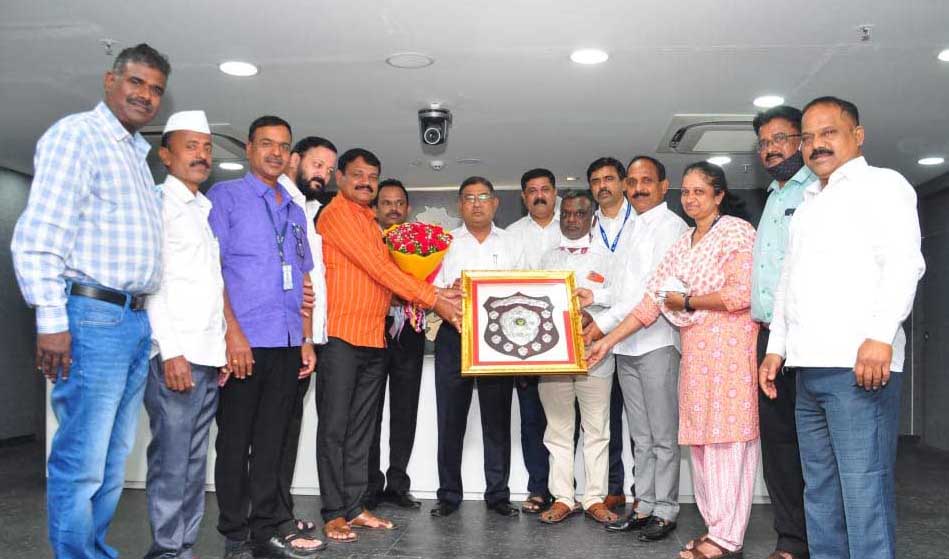 पिंपरी चिंचवड मनपा सेवकांच्या पतसंस्थेला जिल्ह्यात प्रथम क्रमांकाची मानाची ढाल