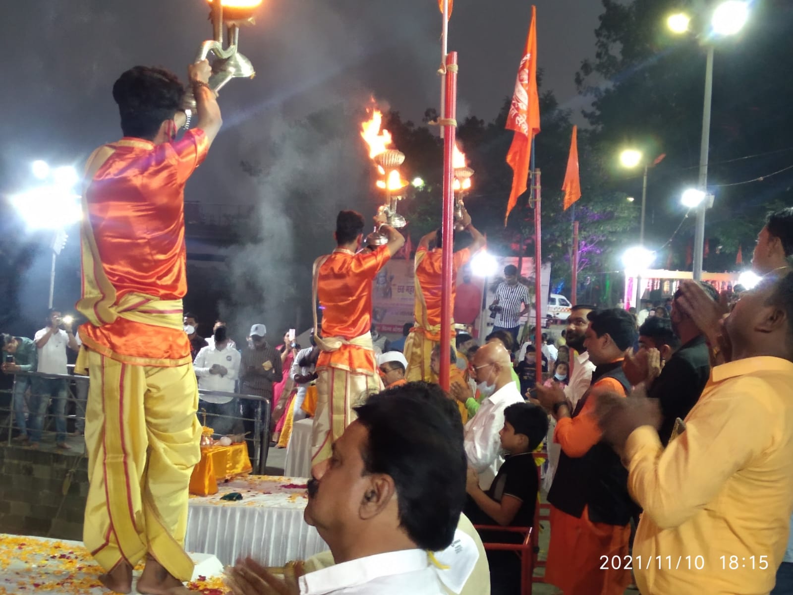 विश्व श्रीराम सेनेच्या वतीने छटपूजेनिमित्त मोशीत इंद्रायणीच्या तीरावर आरती