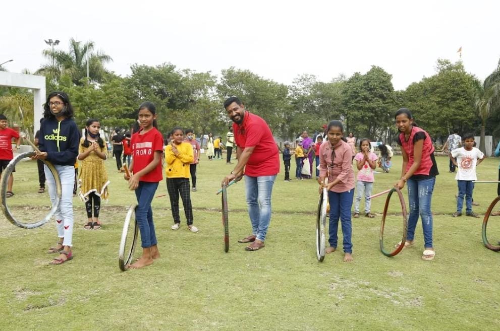 'आपले आंगण' कार्यक्रमात बालचमूंनी घेतला जुन्या खेळांचा आनंद; बाल दिनानिमित्त आरंभ सोशल फाउंडेशनतर्फे विविध स्पर्धा, कार्यक्रम