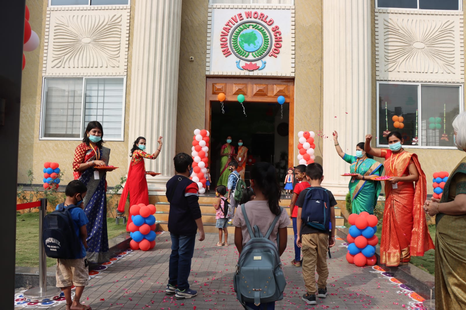 चिखली-मोशी येथील इनोव्हेटिव्ह वर्ल्ड स्कुलमध्ये विद्यार्थ्यांचे जोरदार स्वागत; शाळेचे वर्ग पुन्हा भरविण्यास आम्ही सुसज्ज - कमला बिष्ट