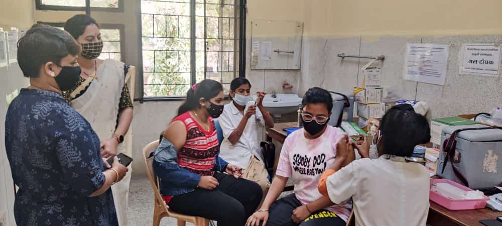 मोहननगर येथील ई.एस.आय.एस. हॉस्पिटलमध्ये नगरसेविका मिनल यादव यांच्या उपस्थितीत १५ ते १८ वयोगटातील मुलांच्या लसीकरणाचा शुभारंभ