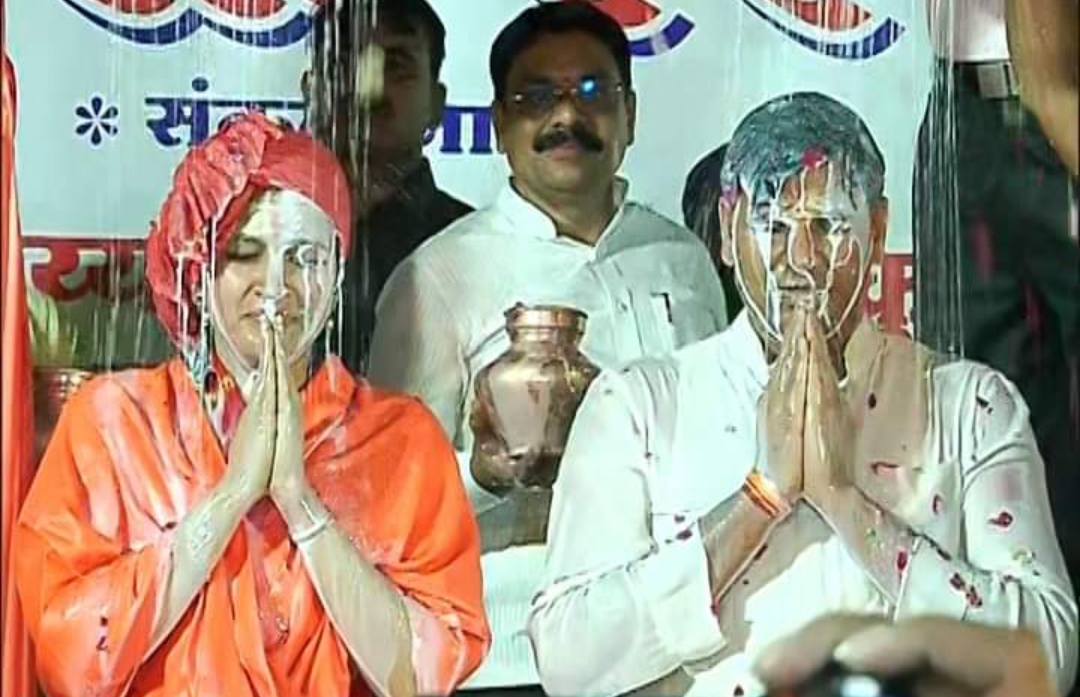 नवनीत राणा आणि रवी राणांचा मंत्रोच्चाराच्या गजरात दुग्धाभिषेक, अमरावतीमध्ये जोरदार स्वागत