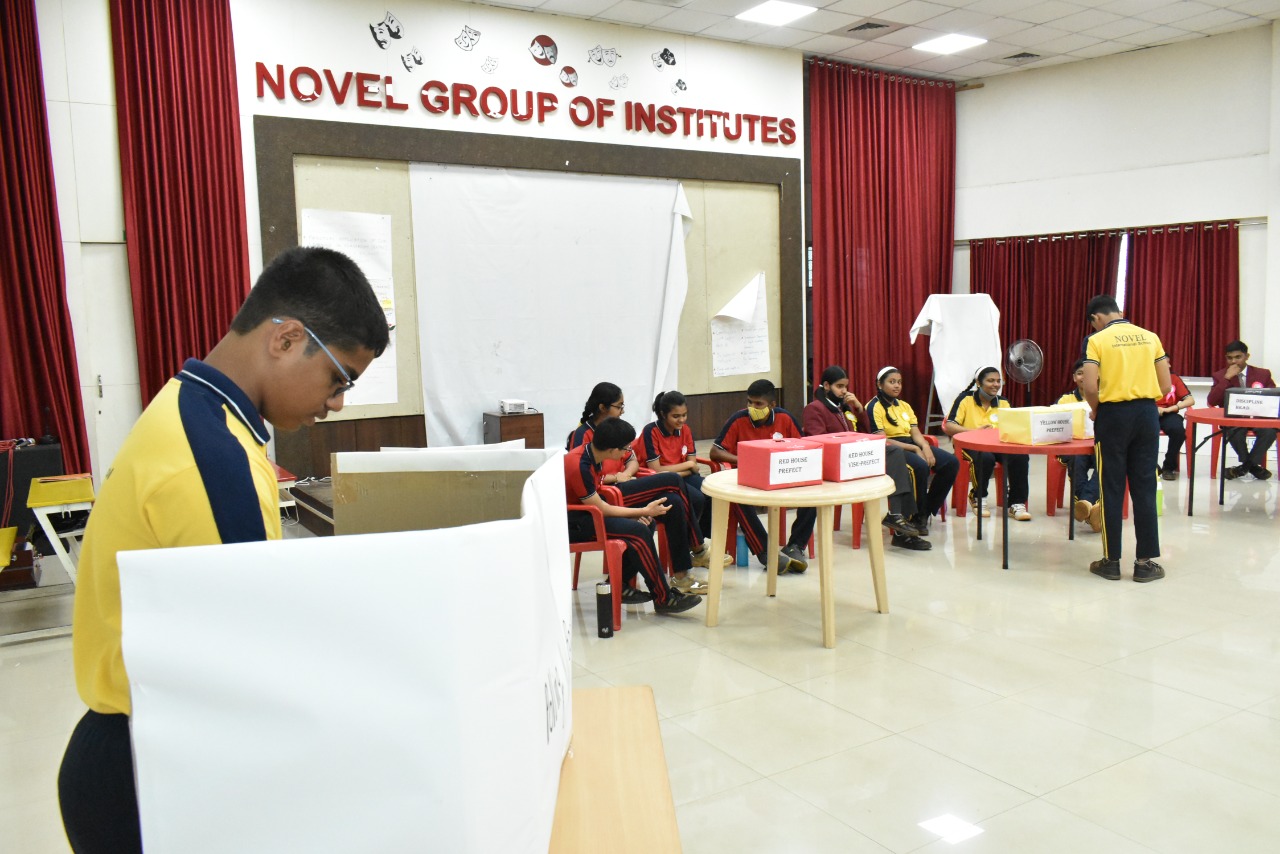 नोव्हेल इंटरनॅशनल स्कूलच्या विद्यार्थी परिषदेच्या निवडणुकीतून लोकशाही प्रक्रियेचे धडे, विद्यार्थ्यांनी बजावला मतदानाचा हक्क!