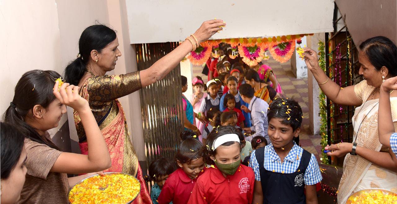 महापालिकेच्या शाळांमध्ये विद्यार्थ्यांचे जोरदार स्वागत; पहिला दिवस 'शाळा प्रवेशोत्सव' म्हणून उत्साहात साजरा