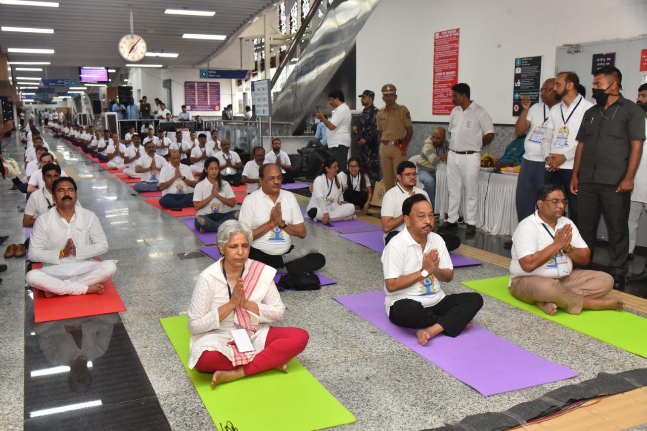 फुगेवाडी मेट्रो स्टेशनवर आंतरराष्ट्रीय योग दिवस साजरा; केंद्रीय मंत्री नारायण राणेंची उपस्थिती