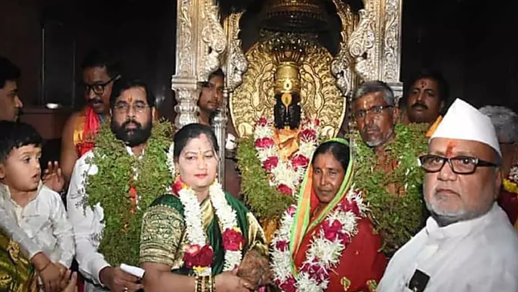 मुख्यमंत्री एकनाथ शिंदे यांच्या हस्ते विठुरायाची सपत्नीक महापूजा