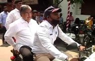 उच्च आणि तंत्रशिक्षण मंत्री चंद्रकांत पाटील यांची पुण्यात बाईकस्वारी; वाहतूक कोंडी टाळण्यासाठी ट्रॅफिक पोलिसांच्या बाईकवरुन प्रवास