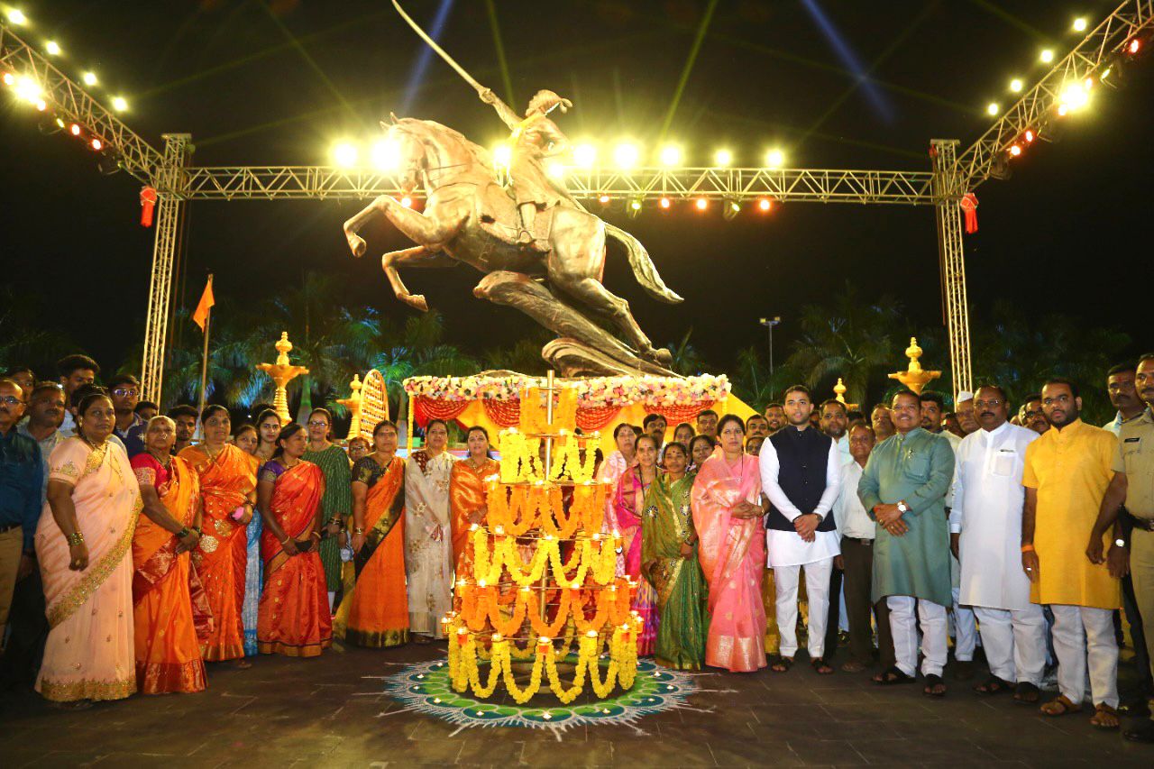 युवा सेनेच्या 'शिवदिपोत्सवाने' उजळून निघाला थेरगावातील शिवाजी महाराजांचा अश्वारूढ पुतळा