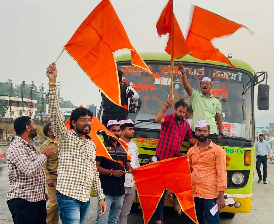 पुण्यात कर्नाटकच्या गाड्यांची सोडली हवा, स्वराज्यचे कन्नडिकांविरोधात आंदोलन