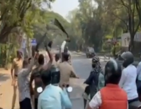 स्वराज्य संघटनेकडून पुण्यात राज्यपालांच्या ताफ्याला काळे झेंडे