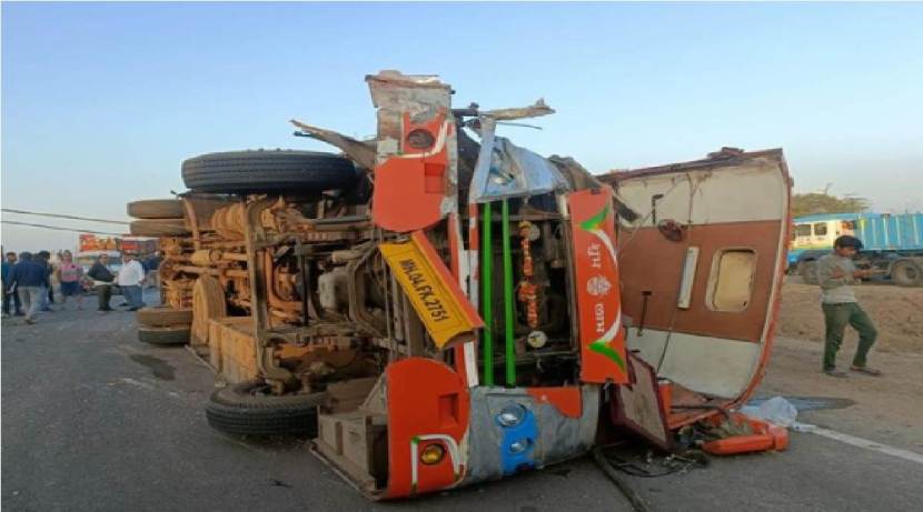 सिन्नर-शिर्डी मार्गावर खासगी बस-ट्रकची समोरासमोर धडक, १० प्रवाशांचा मृत्यू