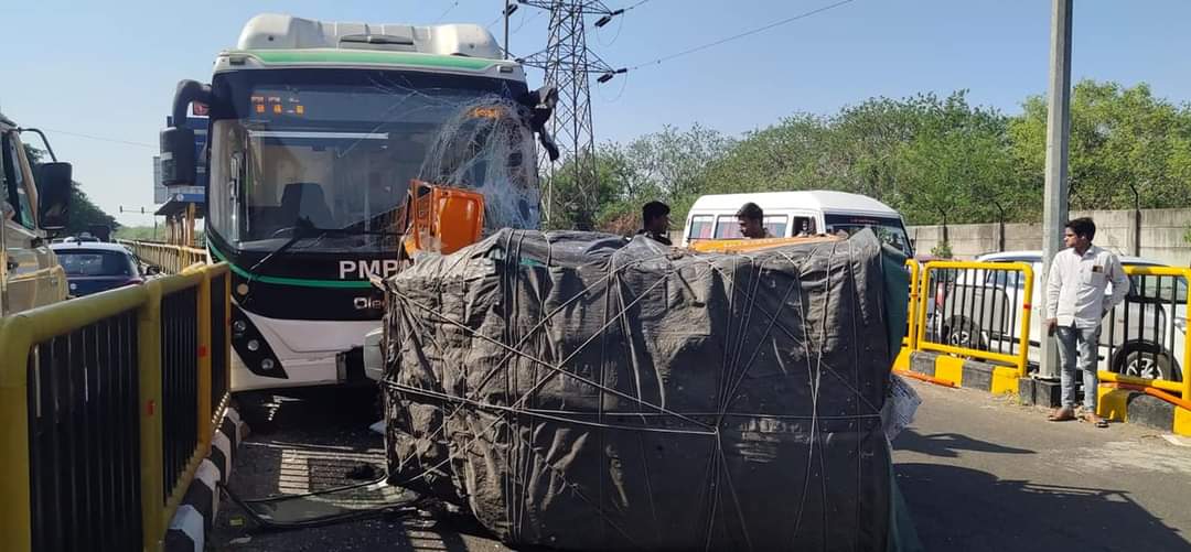 वाकड येथे पीएमपीएमएल बसची टेम्पोला धडक, दोन जण जखमी