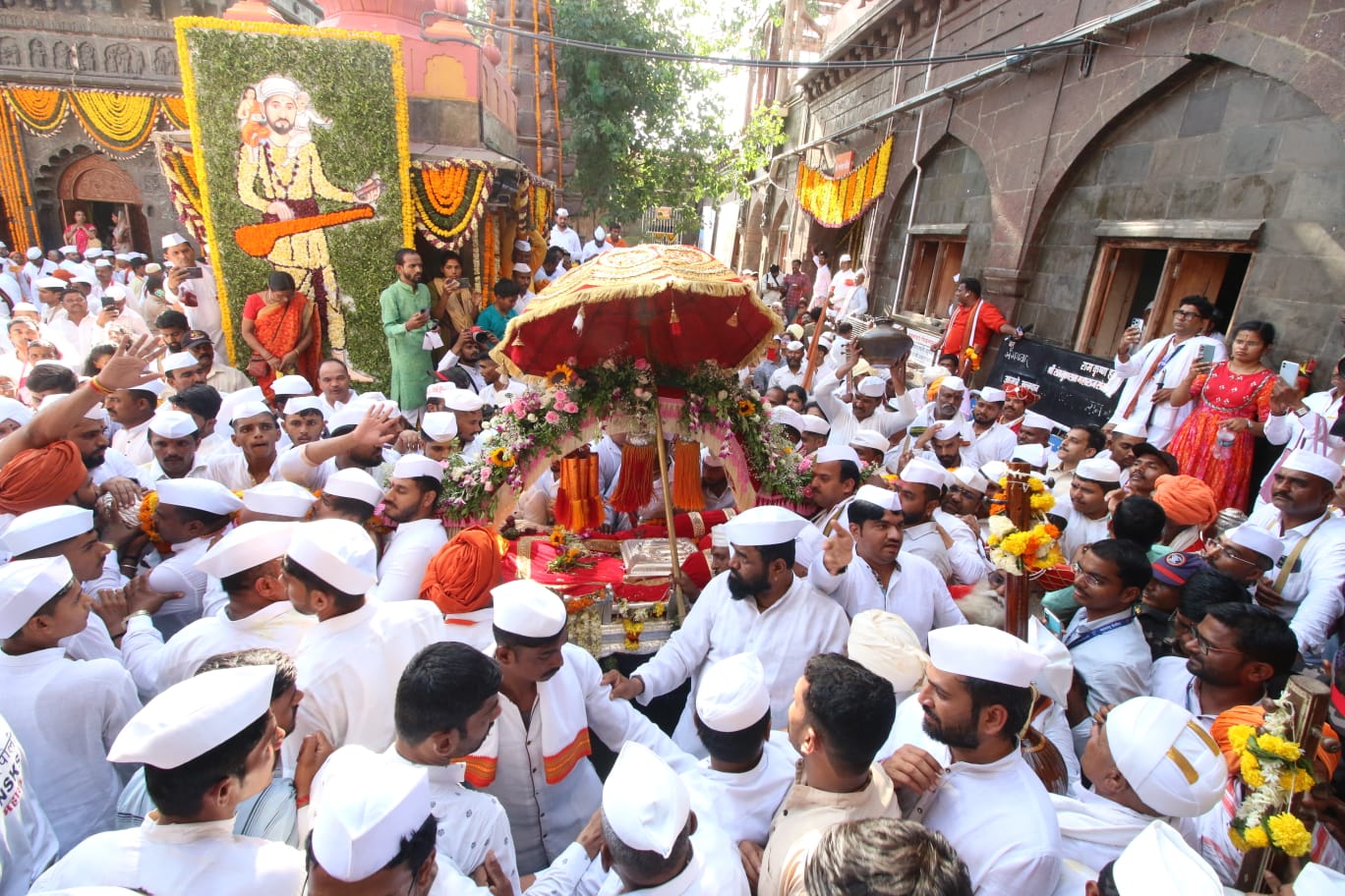 टाळ-मृदंगाच्या गजरात संत तुकाराम महाराज पालखीचे प्रस्थान