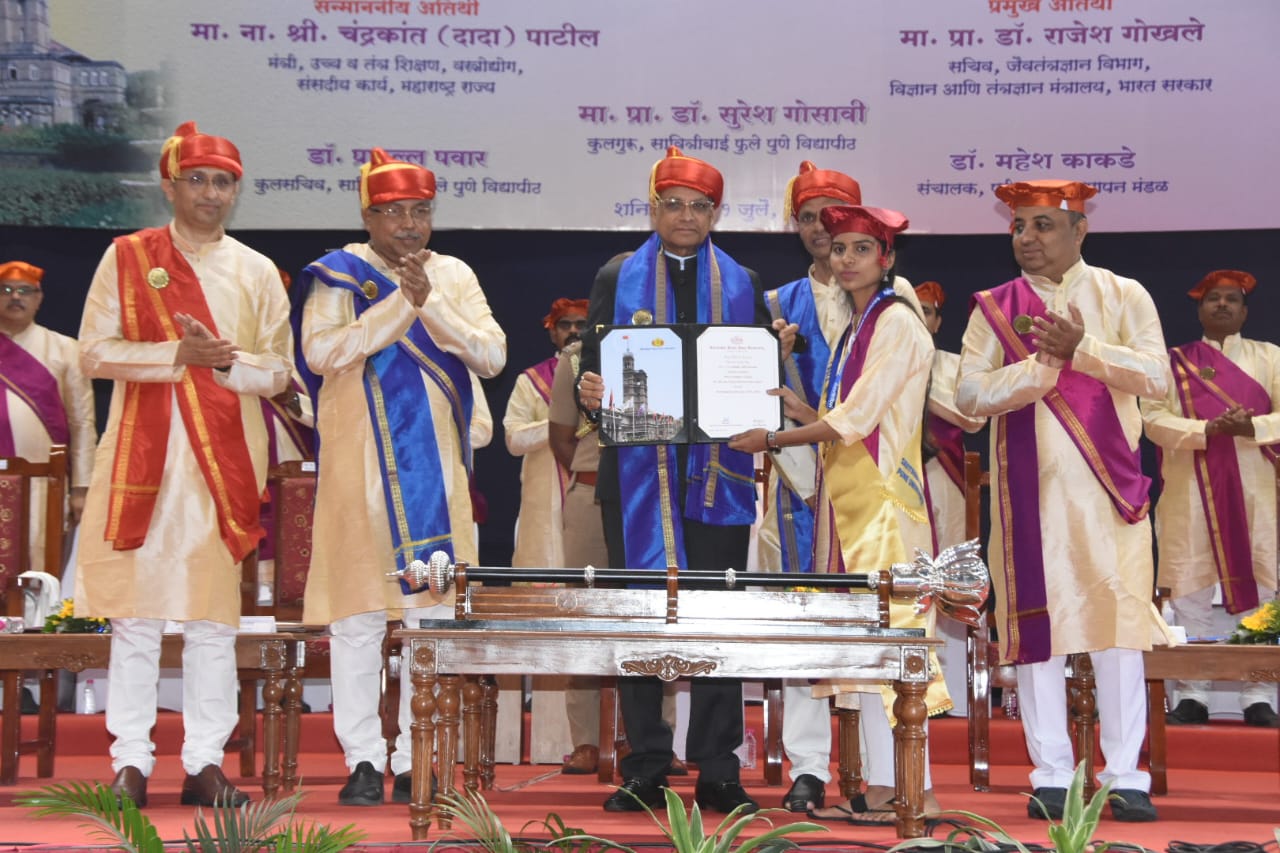 राज्यपाल रमेश बैस यांच्या हस्ते पदवीदान समारंभात विद्यार्थ्यांना पदवी प्रमाणपत्र प्रदान