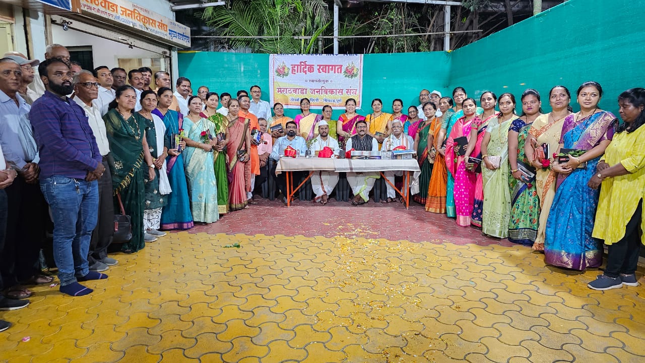 अरुण पवार, बालाजी पवार यांच्यातर्फे पिंपळे गुरव येथील भैरवनाथ मंदिराच्या मखर चांदीकामासाठी ५१ हजाराचा धनादेश