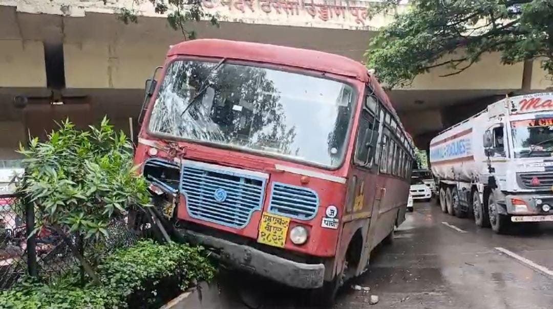 पिंपरीत एसटी बसचा अपघात, सुदैवाने सर्व प्रवासी सुखरूप