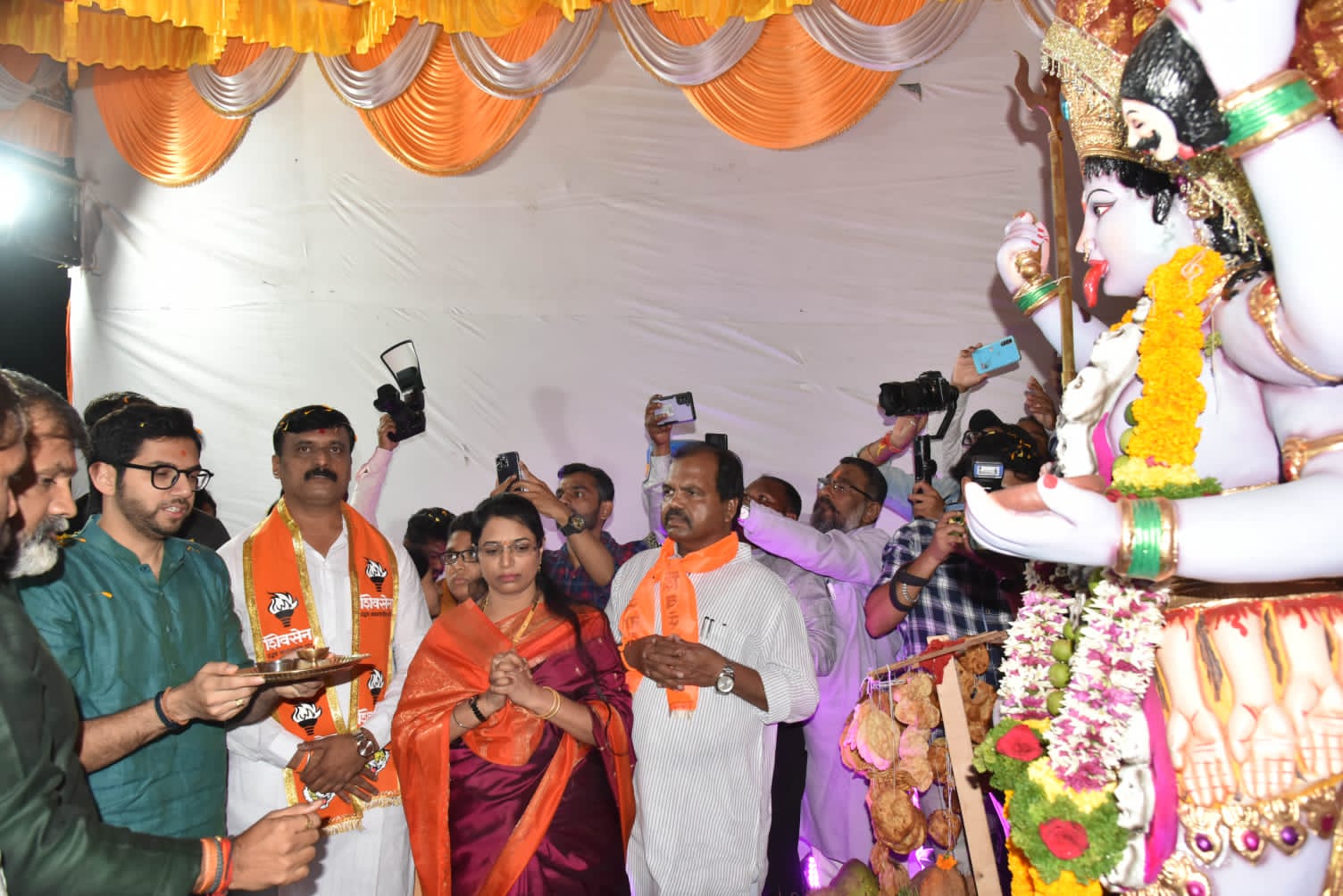 आदित्य ठाकरे यांच्या हस्ते थेरगाव येथे देवीची आरती