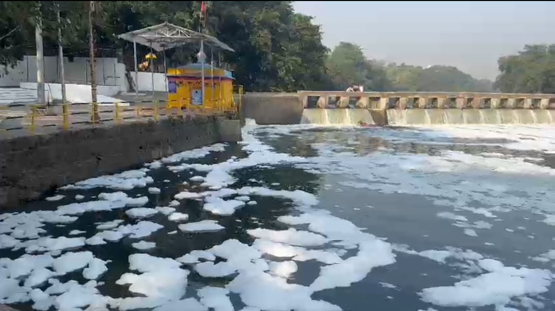 पवना नदी प्रदूषणाच्या विळख्यात, थेरगाव येथील केजुदेवी बंधाऱ्यात फेसाळलेले पाणी..!